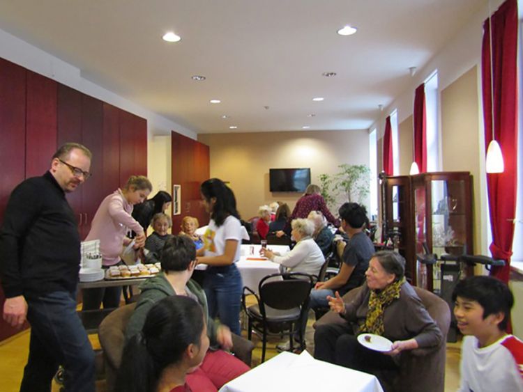 Firmlinge im Gespräch mit Bewohnerinnen der Residenz Mirabell. (C)SRMI